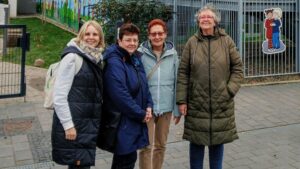 Das Bild zeigt eine Gruppe von Menschen.