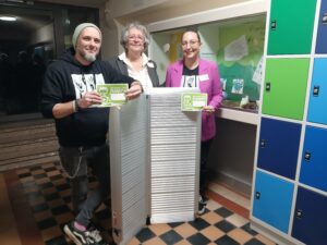 Das Foto zeigt drei Menschen hinter einer ausklappbaren Rampe.