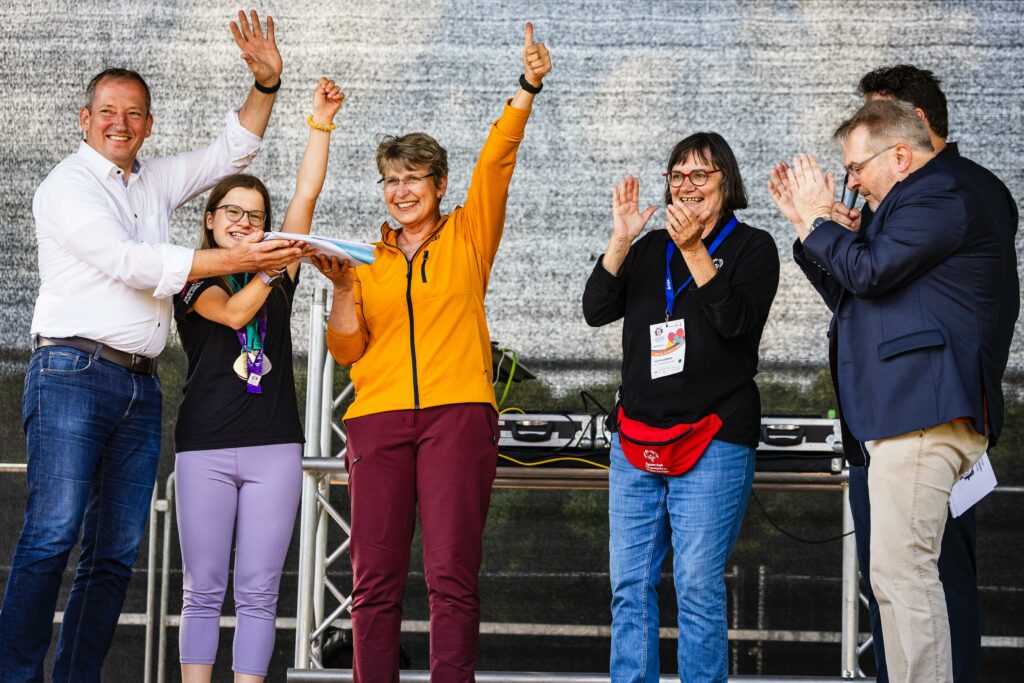 Das Foto zeigt Moment der Übernahme der Fahne an Vertreter’innen aus Göttingen. | Foto: Sarah Rauch