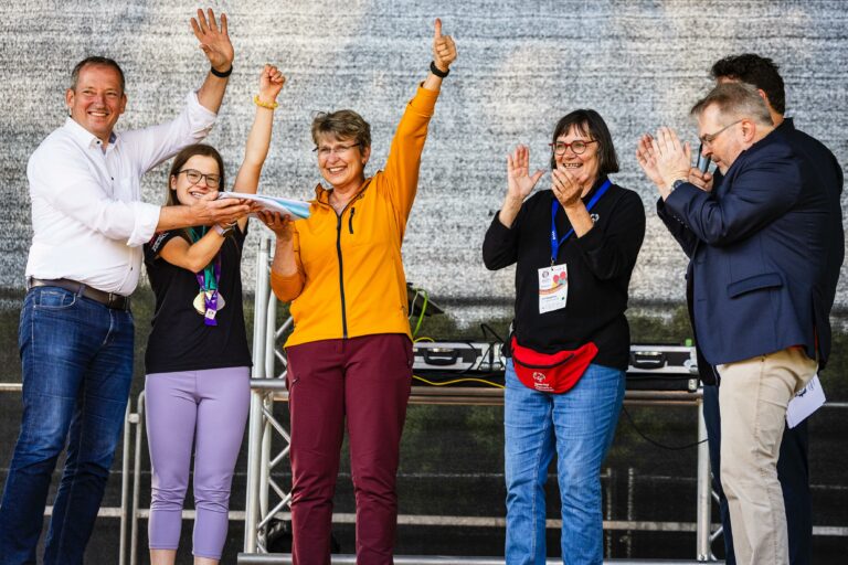Das Foto zeigt Moment der Übernahme der Fahne an Vertreter’innen aus Göttingen. | Foto: Sarah Rauch